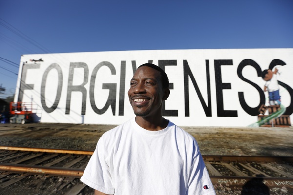 'Forgiveness' in black and white: A mural makes a positive point in South L.A.